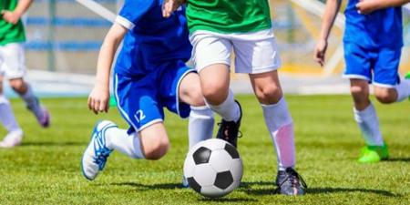 كم مرة يتدرب الطفل على كرة القدم في الأسبوع؟.. مدرب يوضح