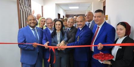 وزيرة التضامن تفتتح مركز تدريب وإنتاج الملابس الجاهزة