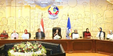 محافظ البحيرة تكرّم أوائل الشهادة الإعدادية: "أنتن نماذج مضيئة وصُنّاع لمستقبل الوطن"
