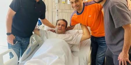 أيمن منصور نجم الزمالك السابق يجري عملية جراحية