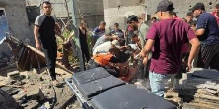 استشهاد 3 فلسطينيين وإصابة آخرين في قصف إسرائيلي استهدف مركبة وسط قطاع غزة