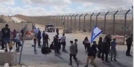 مستوطنون يجرفون أراضى فى مخماس شمال القدس
