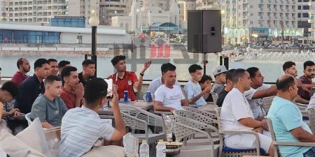 بالأعلام والأغاني الوطنية.. إقبال على كافيهات مطروح لمشاهدة مباراة مصر وإيران