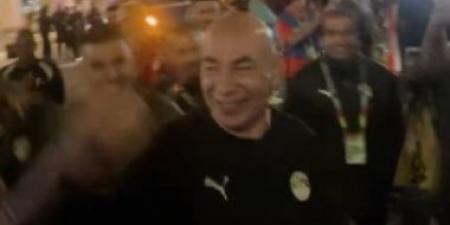 فرحة العميد.. رقص حسام حسن وإمام عاشور  بعد التأهل بكأس العالم.. فيديو