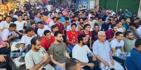 "الكل بيشجع".. شاشات عرض بشوارع أسيوط لمتابعة مباراة مصر وإيران