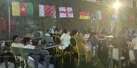 معاكي يا مصر.. سياح أوروبا يدعمون المنتخب الوطني أمام إيران في الغردقة (صور)