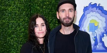 بعد 10 سنوات.. نجمة مسلسل "Friends" تنفصل عن زوجها