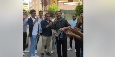 طلاب "بيطري دمنهور" يودعون دراستهم بتكريم "العم أبو ميدو"