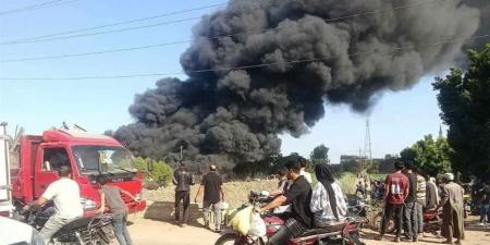 حريق بمخزن خردة قرب قرية كمشيش بالمنوفية.. والحماية المدنية تكثف جهودها للسيطرة على النيران