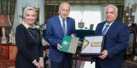 أبو الغيط يتسلم أول نسخة من كتاب «جامعة الدول العربية.. ثمانون عامًا»