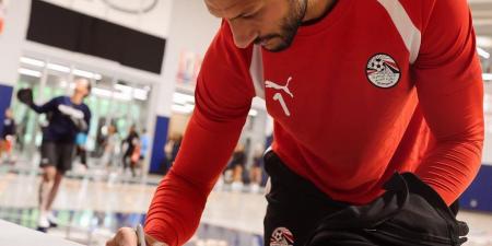 منتخب مصر يهدي جامعة جونزاجا في سبوكين قميص الفراعنة قبل مواجهة أستراليا