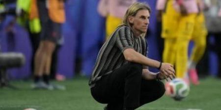 سادس الضحايا.. بيكاسيسى يعلن رحيله عن تدريب الإكوادور بعد وداع المونديال