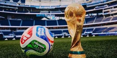 على هامش كأس العالم.. المثقفون وكرة القدم من "حمى الملعب" إلى "الشمس والظل"