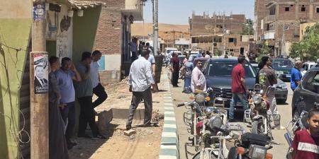 أولياء أمور طلاب "الثانوية" بالوادي الجديد يتحدون الطقس الحار بمحيط اللجان