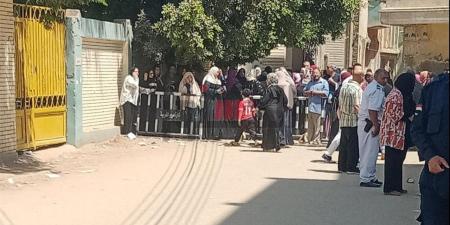 توافد طلاب الثانوية العامة على لجان الغربية لأداء امتحان اللغة الأجنبية الأولى
