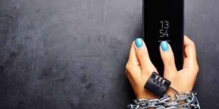 هل يسيطر هاتفك على حياتك؟.. علامات تدل على أنك مصاب بـ «النوموفوبيا»