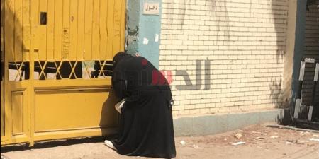 من فتحات البوابات.. أمهات يسترقن النظر إلى داخل لجان الثانوية العامة بالغربية للاطمئنان على أبنائهن