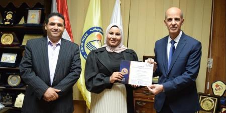 رئيس جامعة بني سويف يسلم شهادات إتمام دورة إعداد المدربين المعتمدين لـ19 مشاركًا