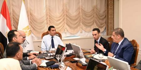 بعد توجيهات الرئيس السيسي.. جوهر نبيل يناقش آليات إطلاق مشروع "اقتصاد الشباب"
