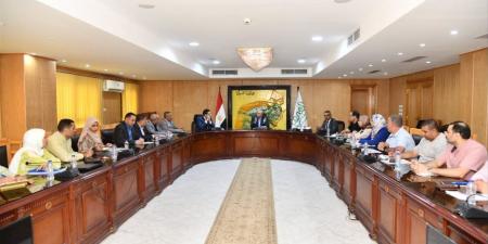 محافظ الفيوم يتابع الموقف التنفيذي لمشروعات القرض الأوروبي