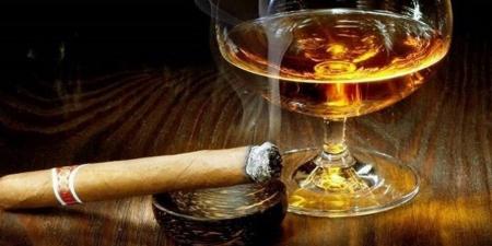 طبيب يحذر من أسوأ الأطعمة عند تناول الكحول ويكشف تأثيرها على الكبد
