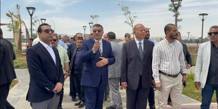 محافظ قنا يدعو سائقي "التوك توك" لسرعة الترخيص والالتزام بخطوط السير