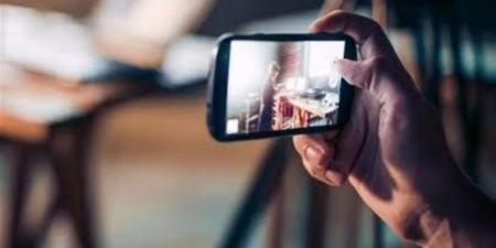 صورة قد تسبب قضية.. متى يعاقب القانون على نشرها عبر الهواتف؟