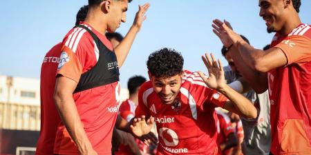 لاعبو الأهلى يرحبون بالثنائى محمود صلاح وتوفيق محمد.. صور