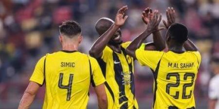 الاتحاد يتقدم علي القادسية بهدف في الشوط الأول