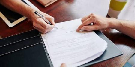 الإمضاء على عقد إيجار دون قراءته.. هل يمكن الاعتراض على بنوده لاحقًا وفقًا لنص القانون؟