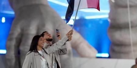محمد السيد وفريدة عثمان يحملان علم مصر فى افتتاح دورة البحر المتوسط..صور