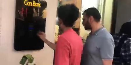 بدء تشغيل الماكينات الذكية لاستبدال المخلفات بعائد مادي فى شوارع الجيزة (فيديو)