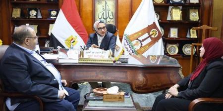 محافظ الوادي الجديد تناقش استعدادات استضافة مؤتمر أدباء وسط الصعيد