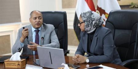 محافظ الوادي الجديد تستعرض رؤية استراتيجية متكاملة لتطوير منظومة النقل والإمداد اللوجستي بالمحافظة