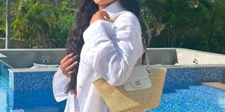 إطلالة صيفية باهظة جدا لفنانة مصرية.. إليكم كم بلغت! (صور)