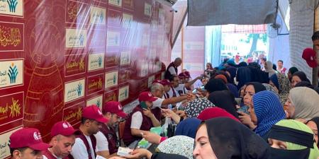 تحت مظلة التحالف الوطني.. مؤسسة أبوالعينين توزع حلوى المولد النبوي بشوارع الجيزة