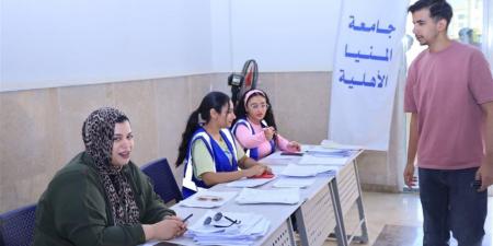 رئيس جامعة المنيا الأهلية يتابع انتظام إجراءات استلام أوراق المقبولين بالمرحلة الأولى