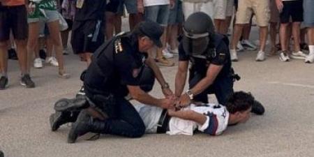اعتقال مشجع لبرشلونة بعد الاعتداء على شرطي قبل مواجهة إلتشي