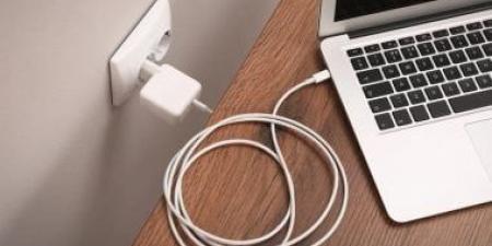 هل من الآمن شحن بطارية الموبايل باستخدام شاحن اللاب توب؟