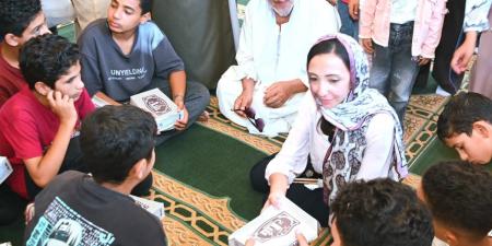 محافظ البحيرة تشارك أطفال  قرية "الحمراء" بوادي النطرون فرحة المولد النبوي الشريف