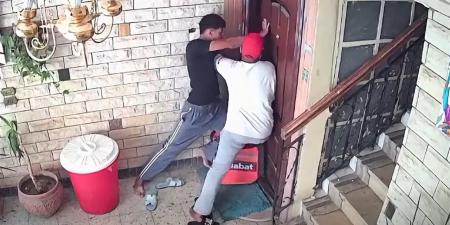 عاجل| «عمل نفسه دليفري».. شخصان يحاولان اقتحام شقة سيدة بسلاح أبيض