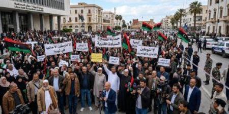 ليبيون يغلقون الطريق الساحلى فى الزاوية احتجاجا على انقطاع الكهرباء
