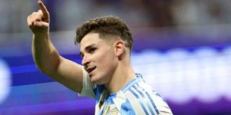 إشبيلية ضد أتلتيكو مدريد.. برشلونة يلجأ لحيلة لضم ألفاريز من بوابة الهلال السعودي