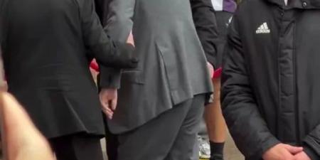 أليكس فيرجسون يظهر بالعكاز فى مباراة مان يونايتد ضد إيبسويتش.. فيديو وصور
