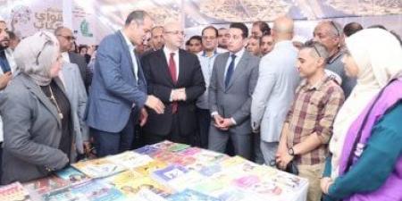 محافظ الفيوم والمفوض بتسيير أعمال هيئة الكتاب يفتتحان معرض كتاب أبشواى