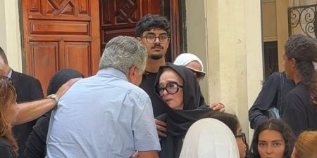 طليقها انهار أمام النعش.. فنانة عربية قديرة تودّع ابنتها الوحيدة (صور)