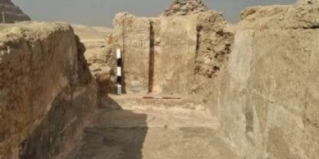 موقع أجنبى يبرز اكتشاف مقبرة عمرها 4000 عام بباب وهمى فى سقارة