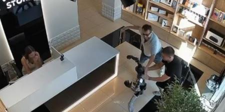 جولة تسوق تتحول إلى معركة قتالية.. روبوت يضرب زبونا فى متجر روسى "فيديو"