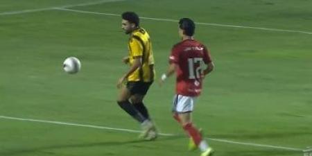 إسلام جابر يتقدم بالهدف الأول للمقاولون أمام الأهلى من ركلة جزاء