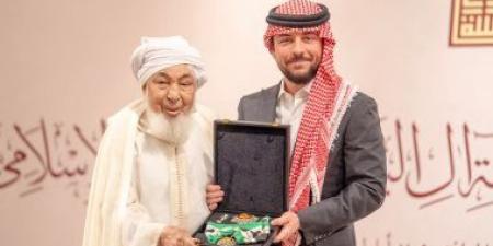 العاهل الأردنى يمنح الشيخ عبدالله بن بيه “وسام النهضة عالى الشأن من الدرجة الأولى”
